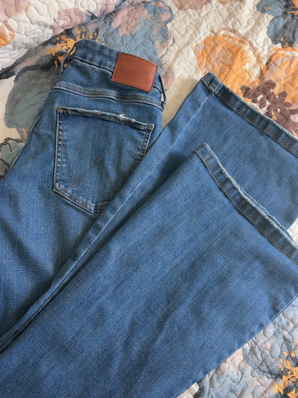 Wrangler Medium Blue Women's Straight-Leg Jeans with Leather Patch